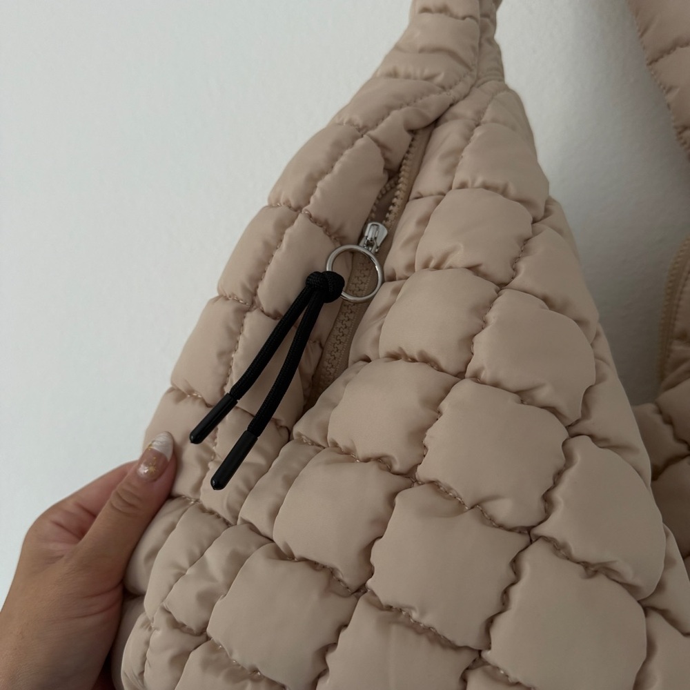 Free People Movement Quilted Carryall Puffer Bag in Beige NWOT - Picture 3 of 6